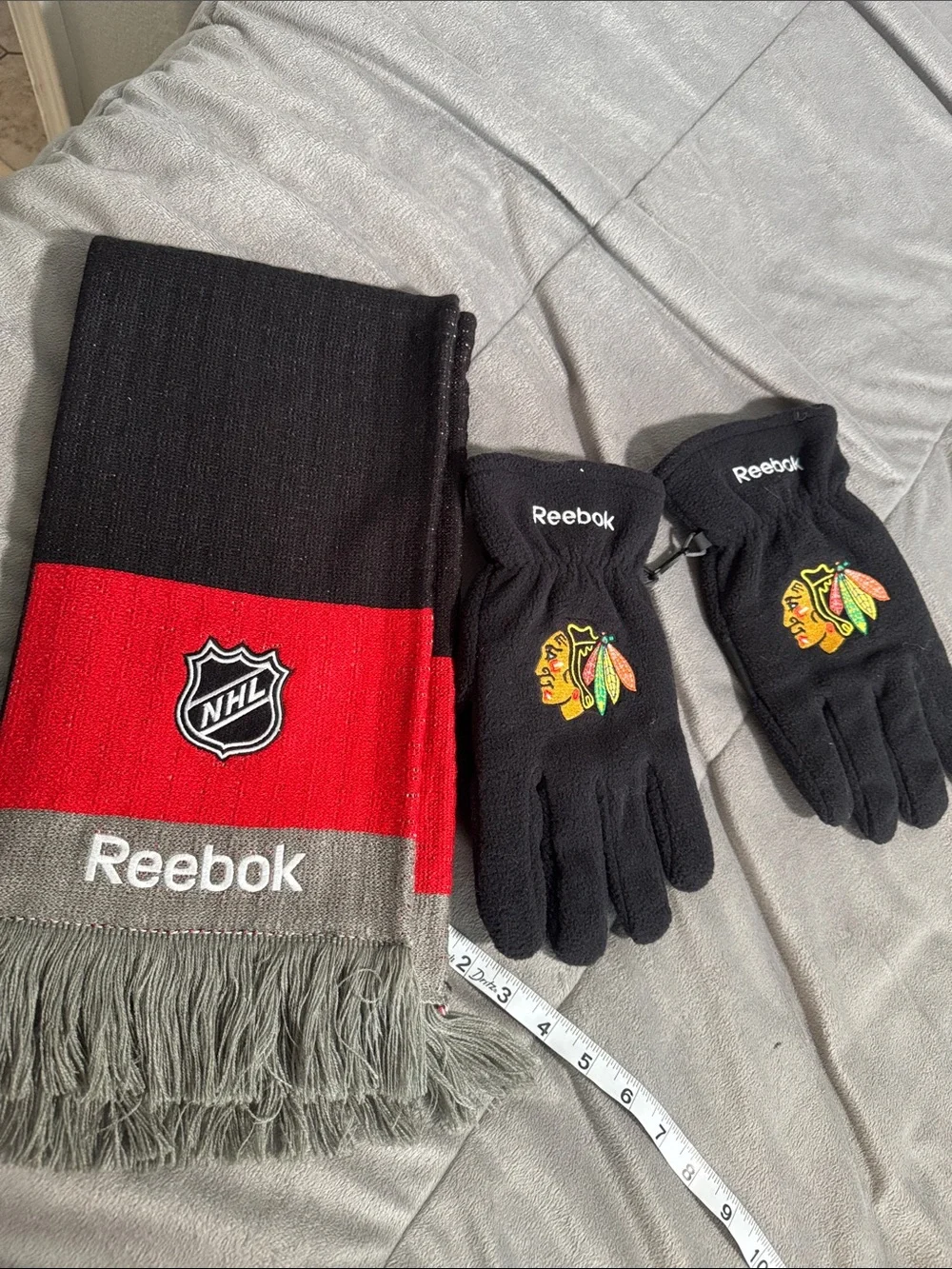 Reebok Black, Red and White Chicago BlackHawks hockey Knit Scarf Gloves Set NWOT